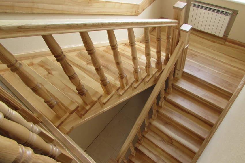 Як зробити дерев'янні сходи прикрасою будинку?