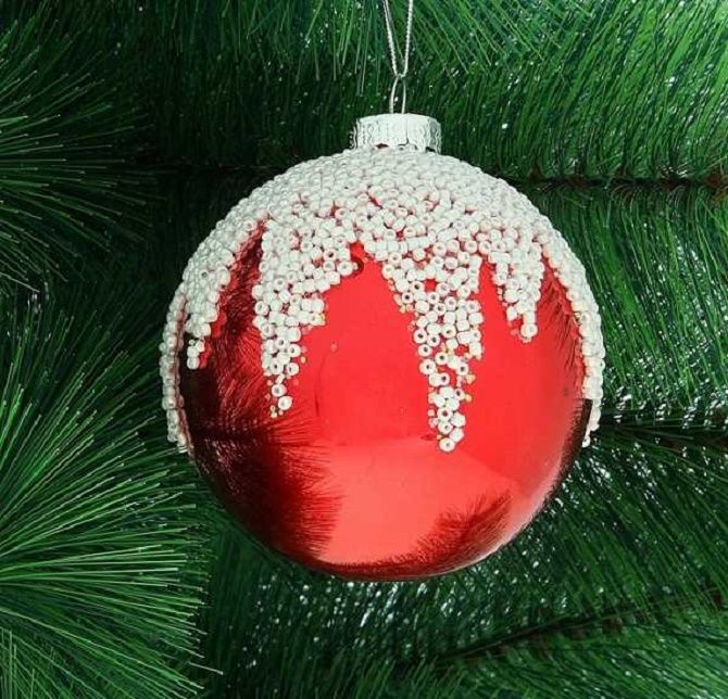 Beautiful and unusual decor of Christmas balls - the best ideas with photo 31