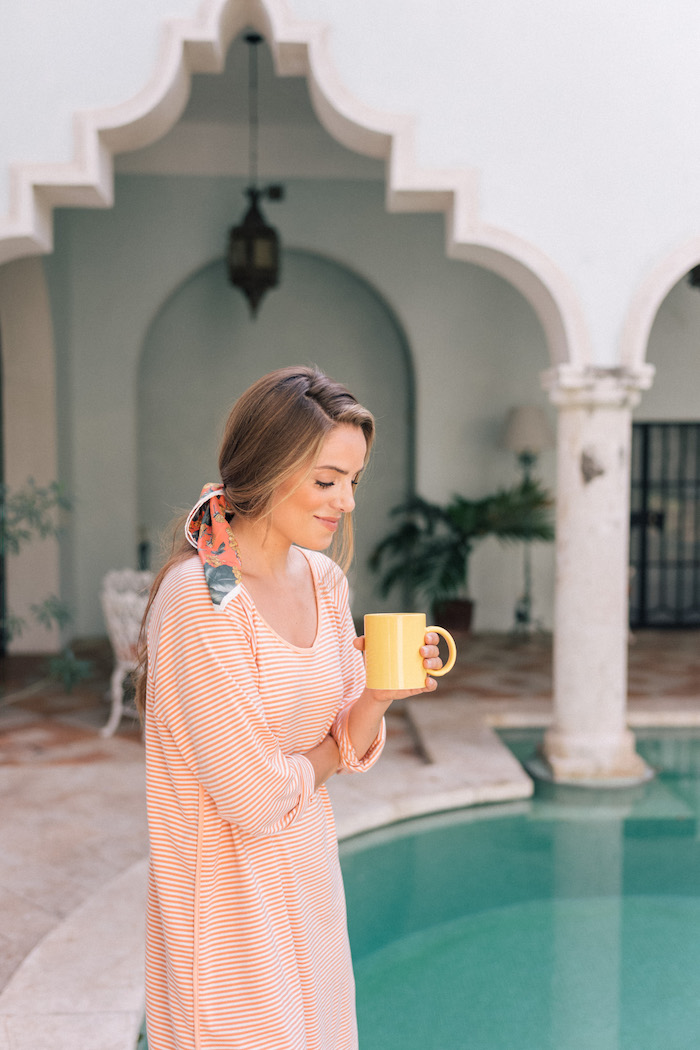 Gestreiftes Sommer Kleid in Orange und Weiße, dünne Streifen, lange braune Haare mit Haarband 