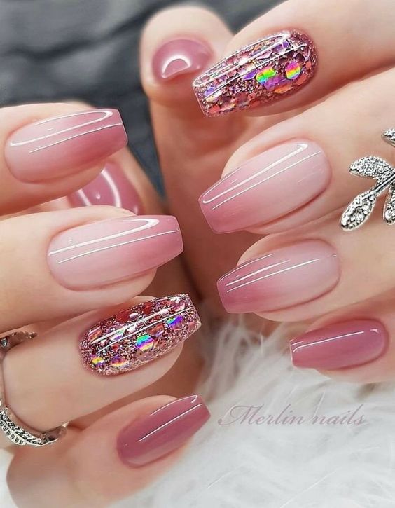 Imagem com unhas encapsuladas com glitter em filha única