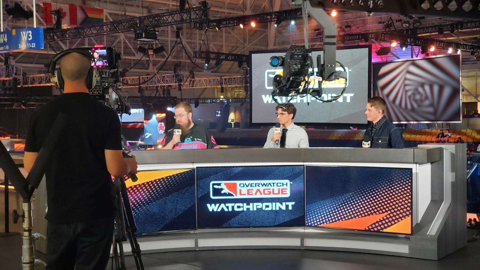 Gunba, accepting his OWL 2023 Coach of the Year award on the Watchpoint desk.