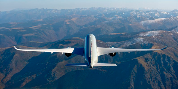 Avião sobrevoando montanhas para ilustrar como ir a Monte Verde de avião