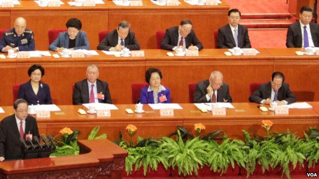 协主席俞正声在作工作报告时，习近平等常委和政治局委员们在主席台就座，中纪委书记王岐山似乎在批阅文件。(2016年3月3日 美国之音金子莹拍摄)