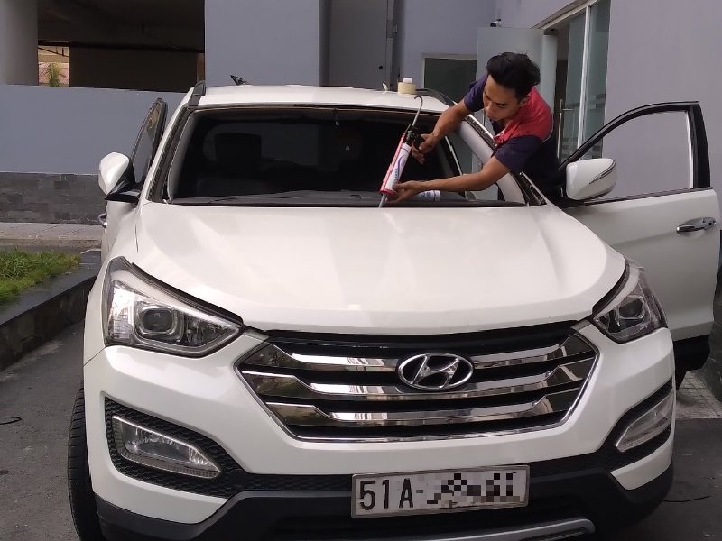 Dịch vụ thay kính chắn gió xe hơi tận nơi