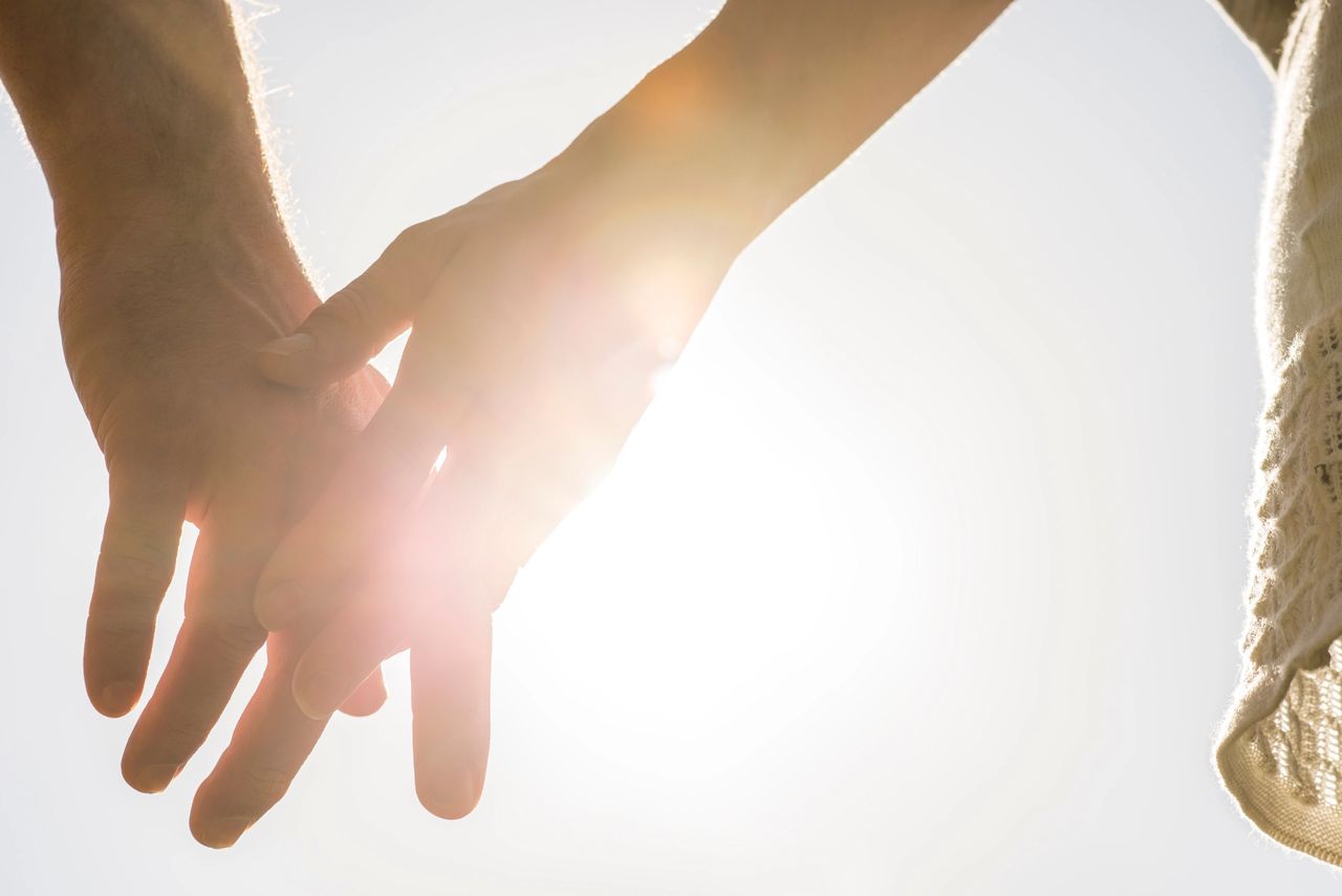 Tomar la mano a alguien que amas. El concepto del amor según el doctor David Garita.