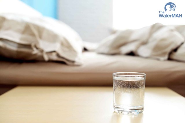 Những tác hại cần biết về việc uống nước trước khi ngủ
