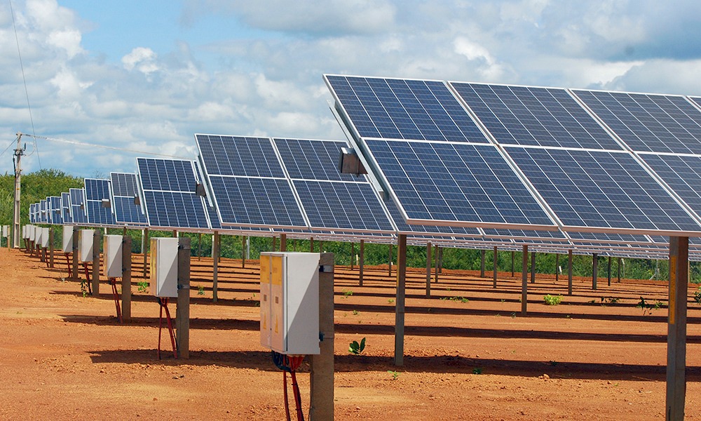 Energia solar – vista parcial de parque solar fotovoltaico no norte da Bahia 