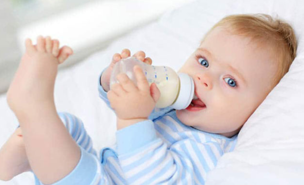 Mẹ yên tâm nếu thấy con vừa bú sữa Nan Nga xách tay và nhập khẩu vừa nhai nhé vì việc này không có hại