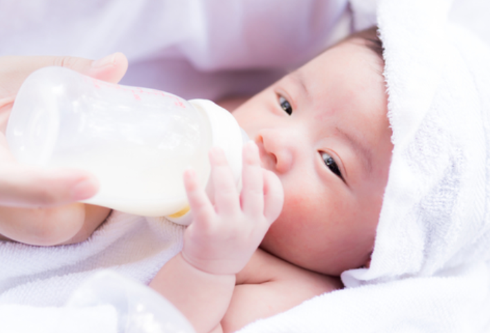 Để đảm bảo con đủ chất dinh dưỡng mẹ vẫn nên duy trì cho con bú sữa Nan của Nga nhé