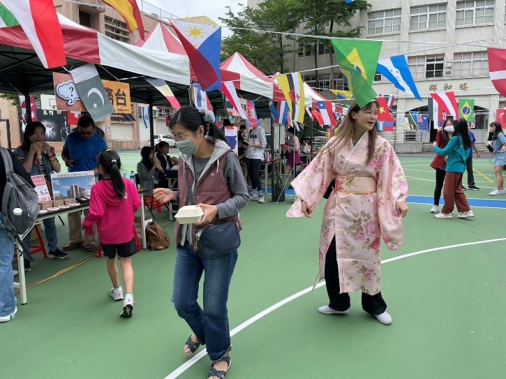圖一：國際日活動會場，現場佈置多國國旗
