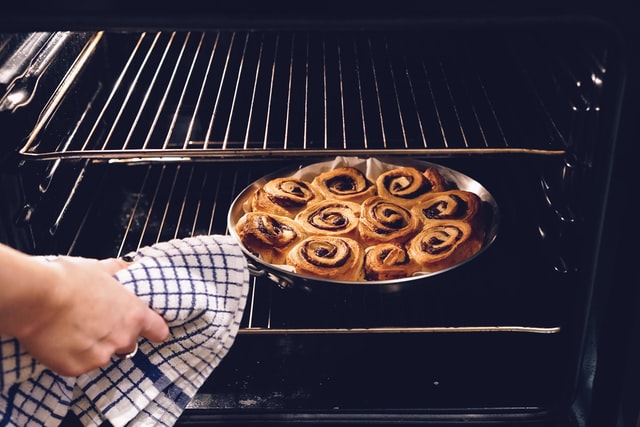 4 Ways to Naturally Clean Your Oven