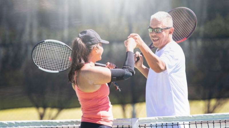 Chơi tennis giúp tăng cường tương tác với bạn bè