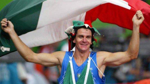 L'ORO IRIDATO NEL SALTO CON L'ASTA DI GIBILISCO AI MONDIALI DI PARIGI 2003  – SportHistoria