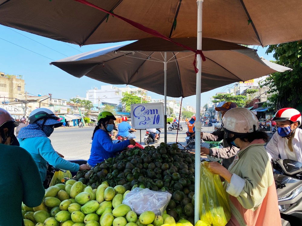 Trái cây rớt giá vào mùa thu hoạch rộ, nông dân gặp khó - 2