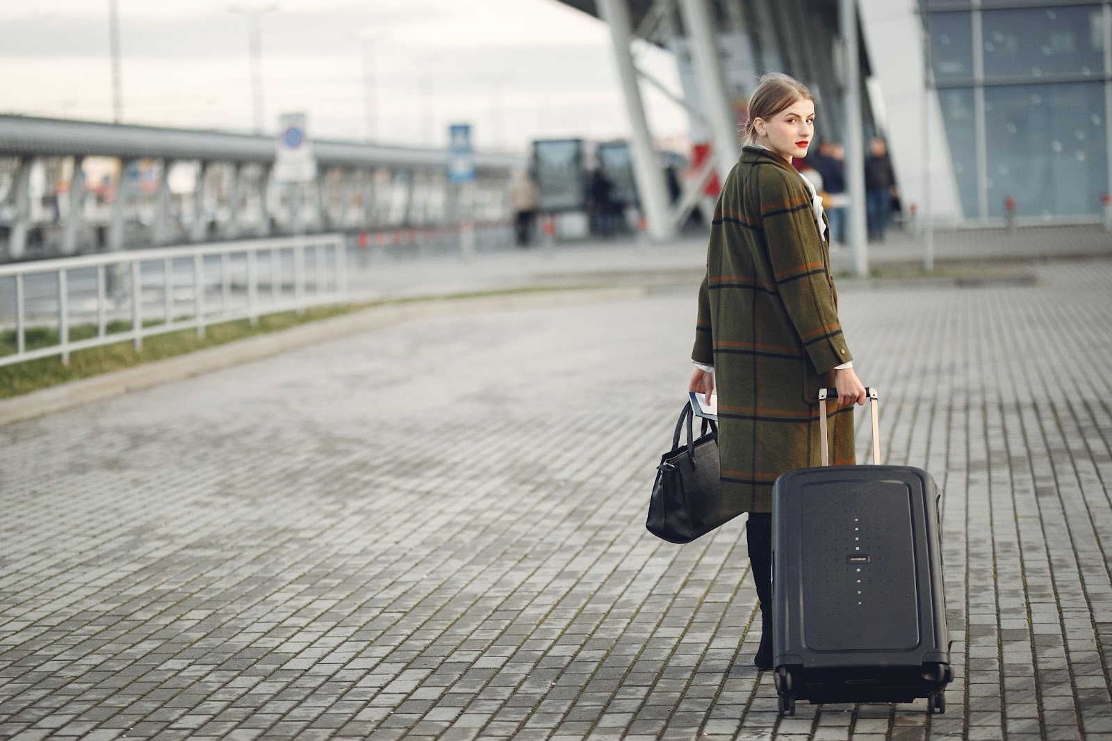 A woman is carrying her luggage in the airport.
Airport Transfer service
Airport Assistance services