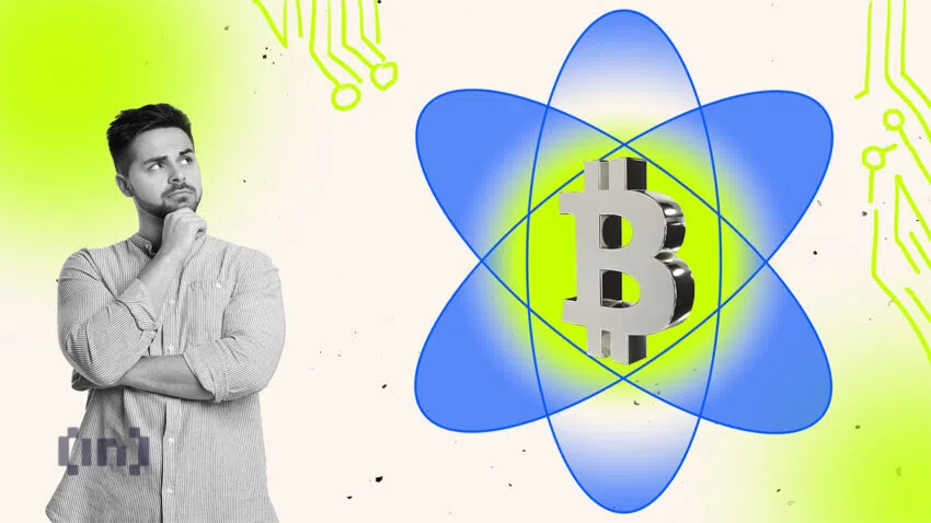 Ein Mann sieht nachdenklich zur Seite auf ein Bitcoin-Symbol, das von einem Atom-Symbol umgeben ist  - Ein Bild von BeInCrypto.com.