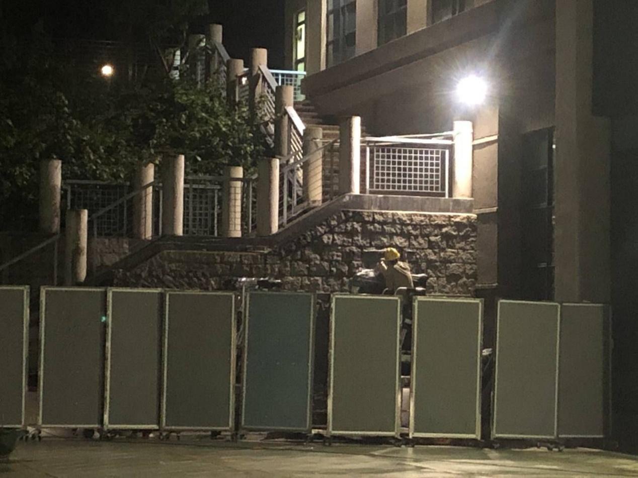 工作人員圍封準備拆走六四浮雕。(嶺南大學學生會代表會臨時行政委員會提供)