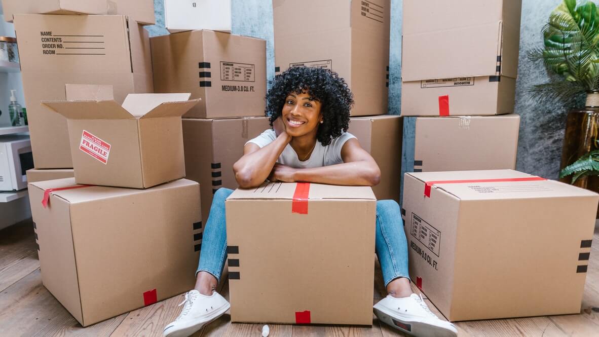 mujer rodeada de cajas