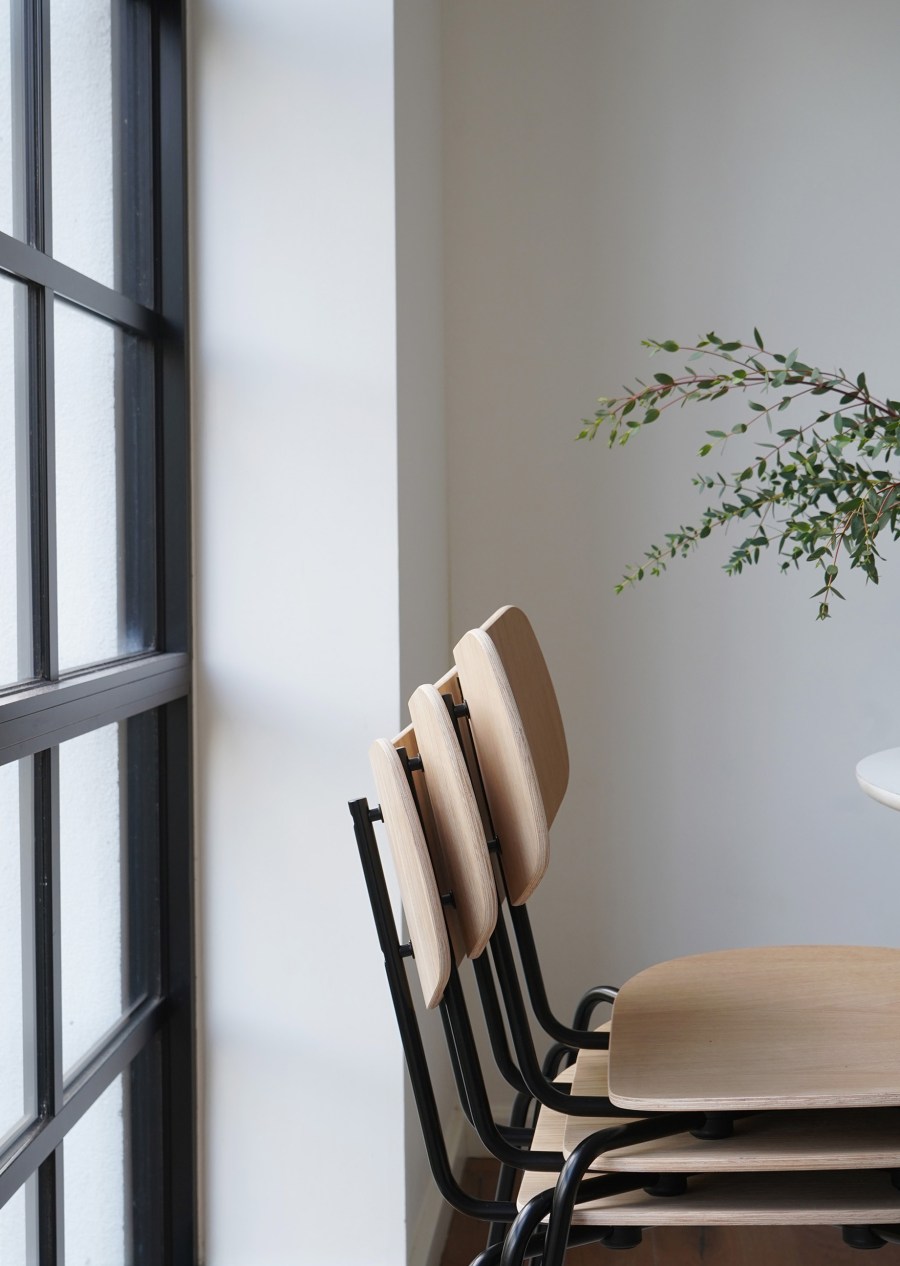 [Ad] Carl Hansen & Son relaunches Vilhelm Lauritzen’s stackable Vega chair
