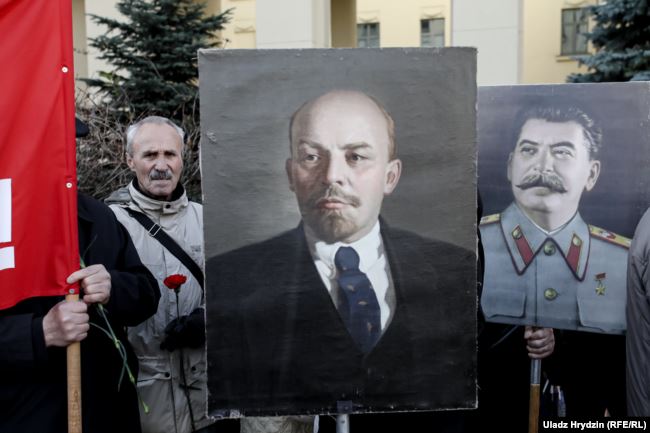 Нынешние сторонники коммунистов носят на своих акциях портреты Ленина и Сталина. Но вожди были не всегда согласны друг с другом