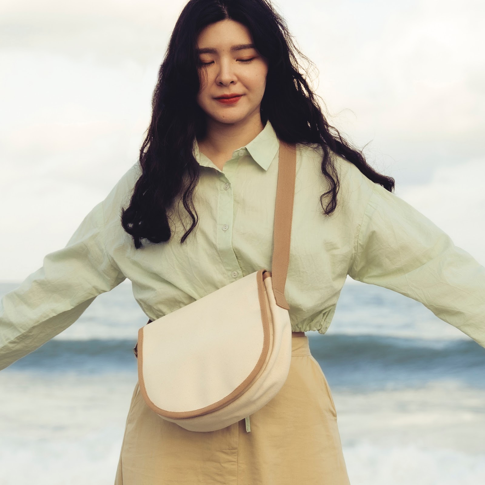 台湾ブランド一帆布包の鞄を持つ女性