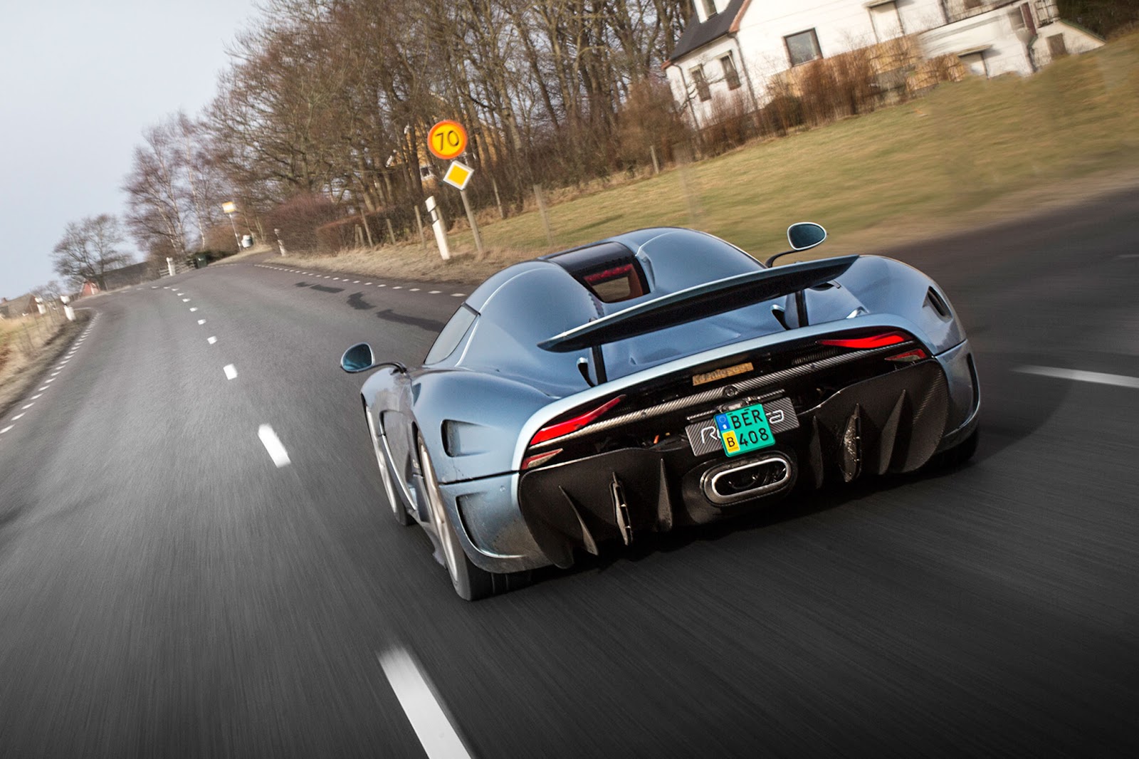 Koenigsegg-Regera-prototype-rear-view-in-motion-03.jpg