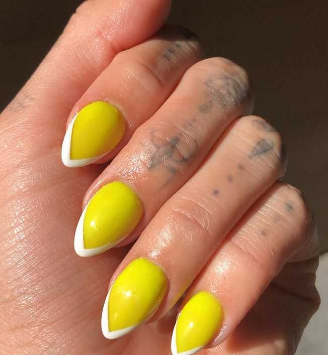 Rocking Yellow Of White Edge Cute Short Nails