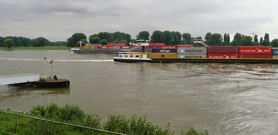 Rhein mit Frachtschiffen.