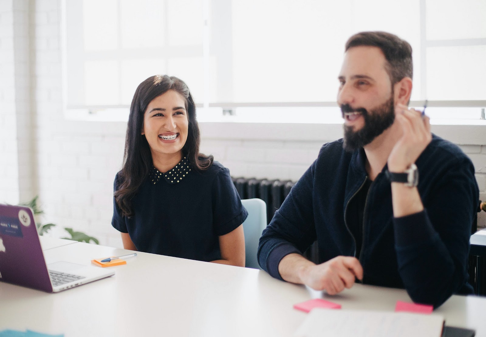 Uma conversa amigável no ambiente de trabalho.