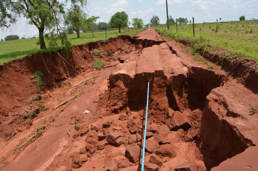 Descrição: Chuvas provocam erosão e destroem estradas vicinais