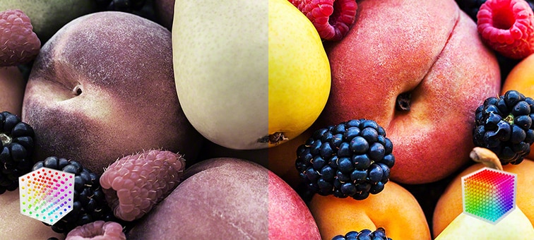 Крупный план фруктов, включая ежевику, лимон и персики