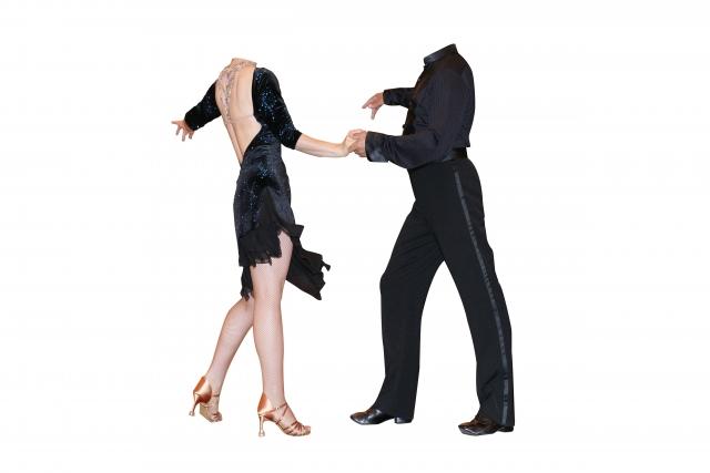 社交ダンスの衣装を着て踊る男女の画像