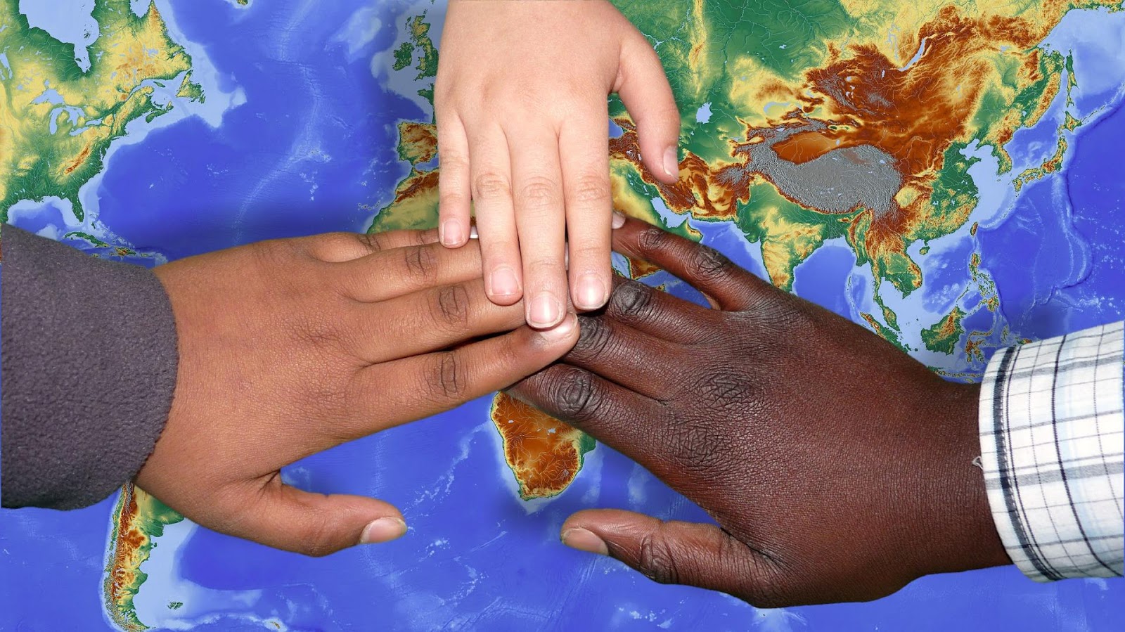 Multicultural manos en el mapa del mundo