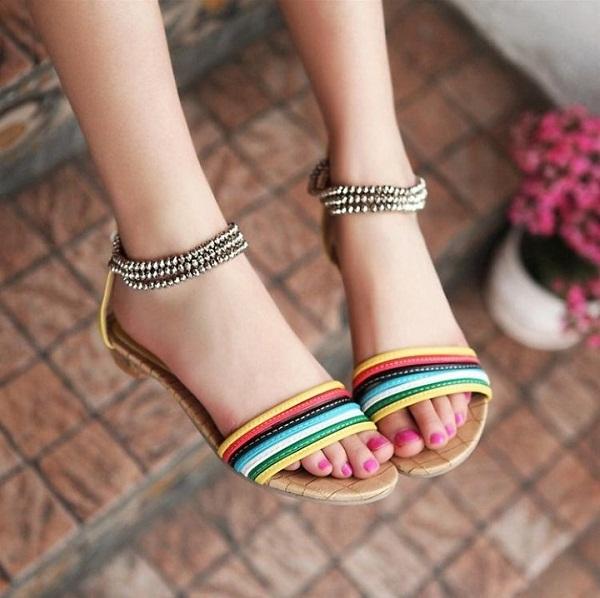 Những mẫu sandal được nhiều người ưa chuộng hiện nay. 