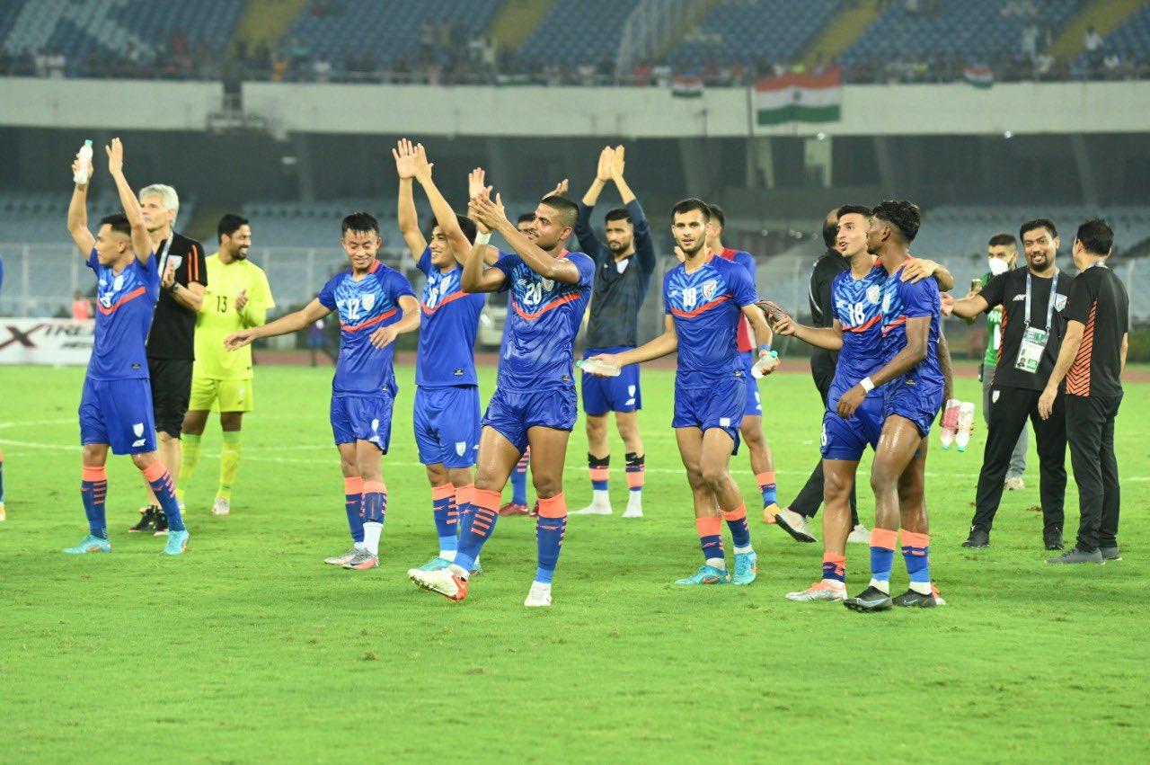 Indian Football Team players thank the fans for their support in Kolkata