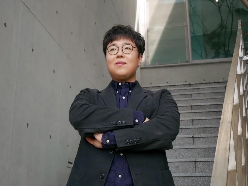 人, 建物, 衣料, 立つ が含まれている画像

自動的に生成された説明