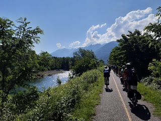 Potrebbe essere un'immagine raffigurante 3 persone, bicicletta e scooter