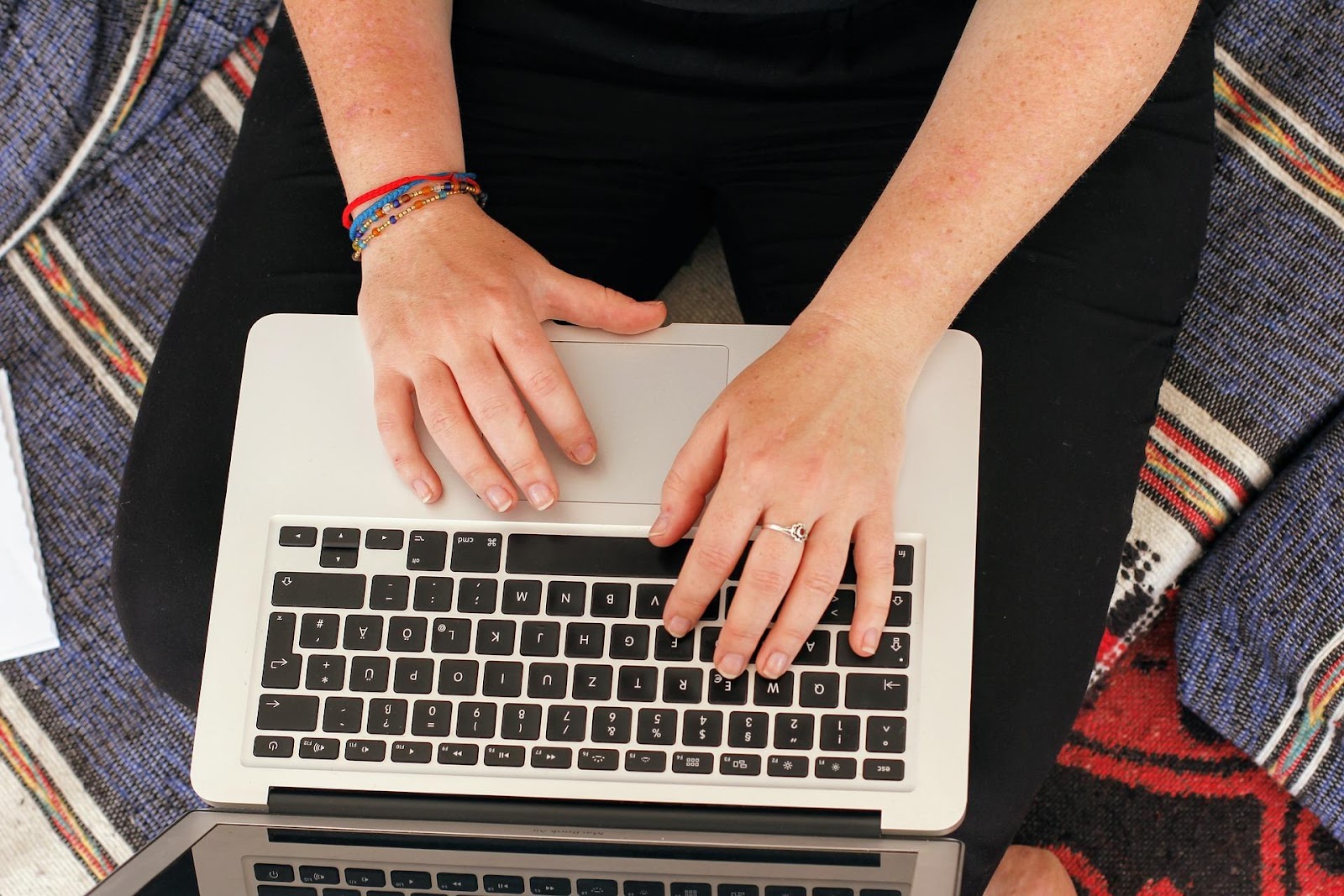 lavori online per studenti, un portatile