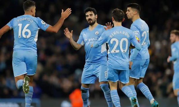 Man City sở hữu màu áo đấu xanh da trời nhẹ nhàng, trái ngược với người hàng xóm MU