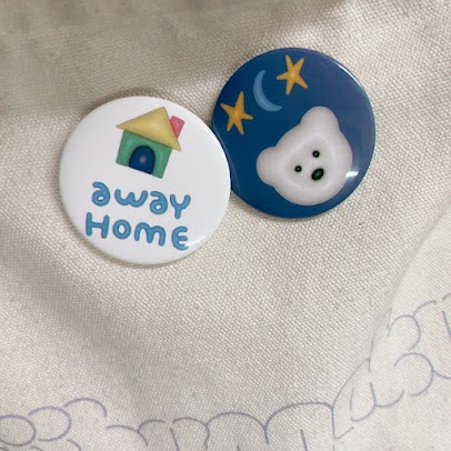 size : 4.4cm wide

- white color with cozy home
- navy color with polar bear