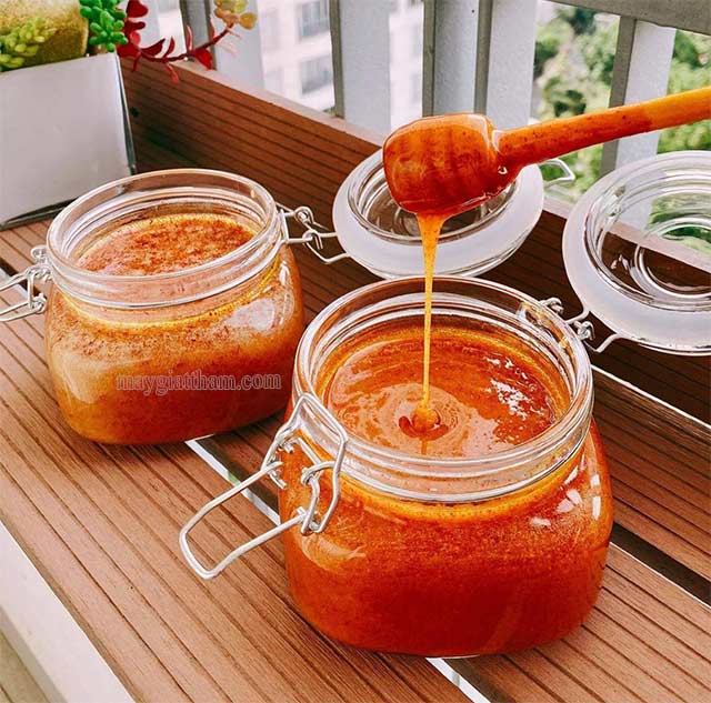Làm saffron ngâm mật ong để uống sau sinh