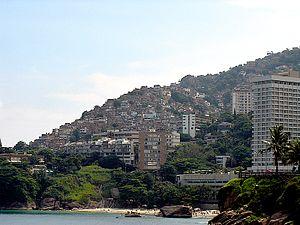 https://upload.wikimedia.org/Wikipedia/commons/thumb/7/7c/Favela_Vidigal.jpg/300px-Favela_Vidigal.jpg