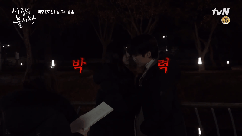 6 cảnh hậu trường ngọt cắm đầu ở Crash Landing On You: Hyun Bin si mê đến mức dính lẹo Son Ye Jin tối ngày - Ảnh 5.