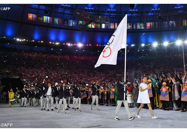 Rose Lokonyen carries the flag of the Refugee Olympic Team during the opening ceremony in Rio 2016 - AFP