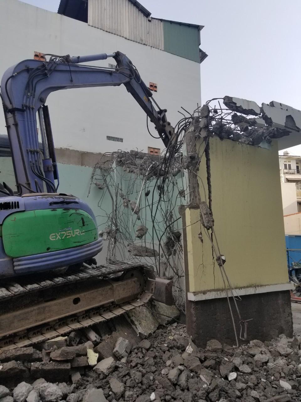 Phá dỡ nhà xưởng bằng máy móc chuyên dụng