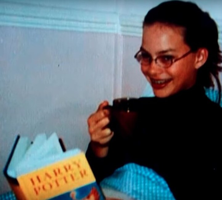 Margot Robbie leyendo harry potter