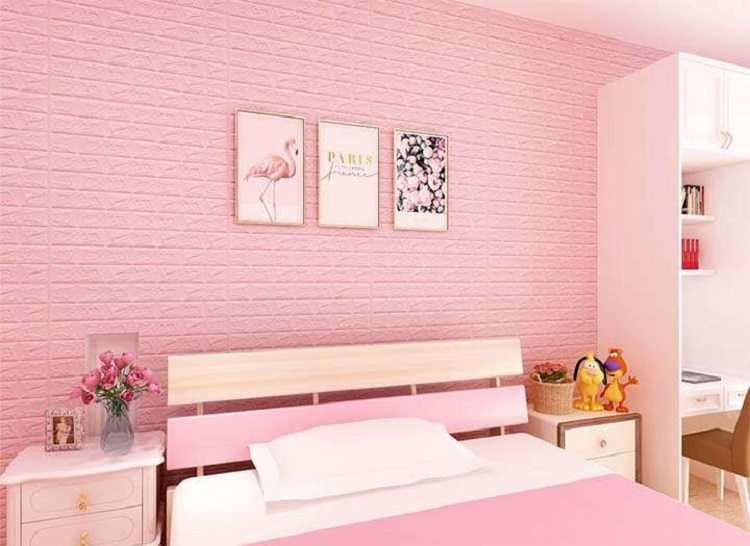 Xốp dán tường giả gạch vân nổi màu hồng cho phòng ngủ ngọt ngào.
