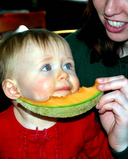 bebe-comiendo-comida-para-bebes-alimentos-saludables-y-sanos