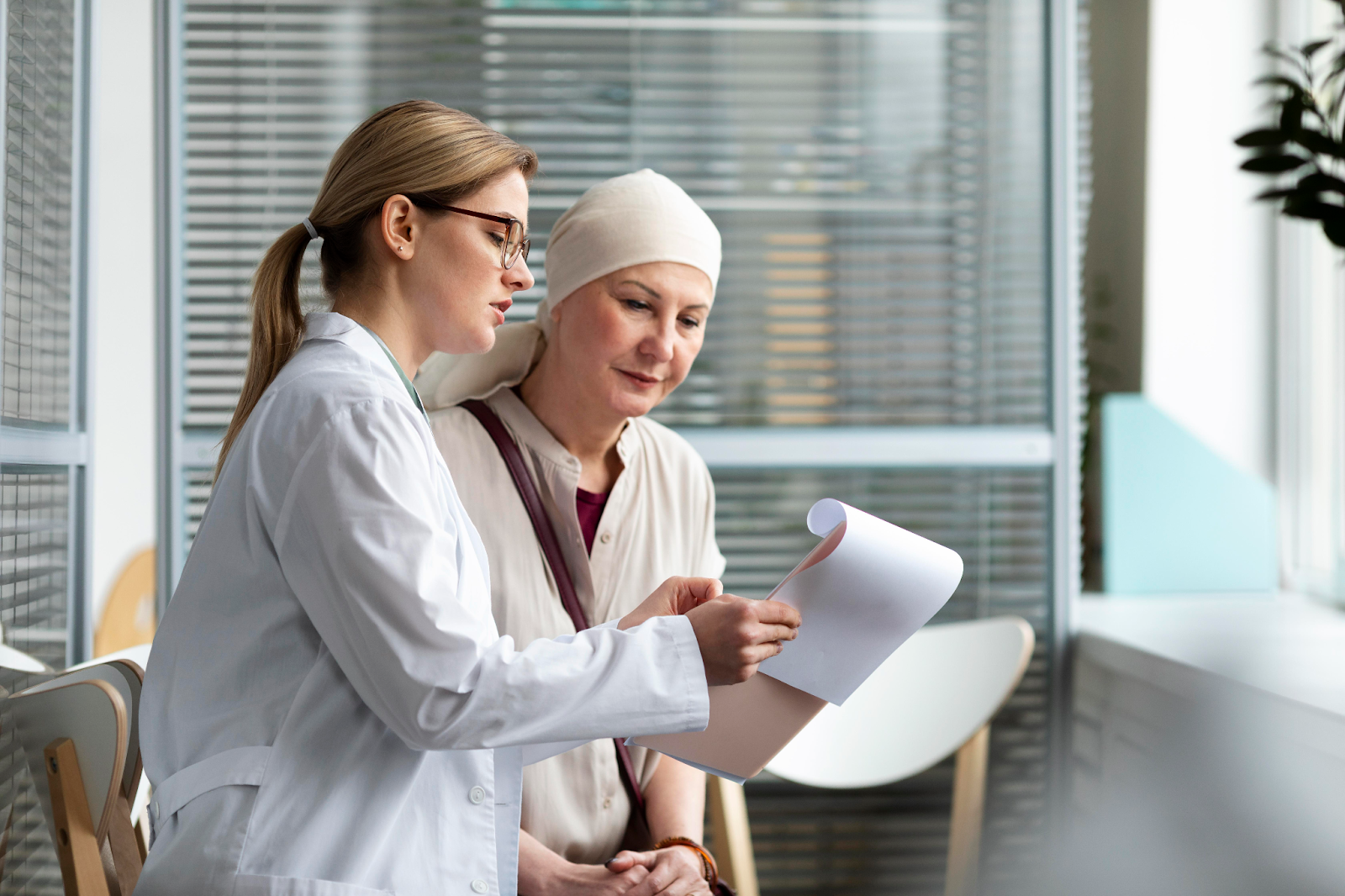 mulher conversando com uma médica sobre o tratamento de quimioterapia