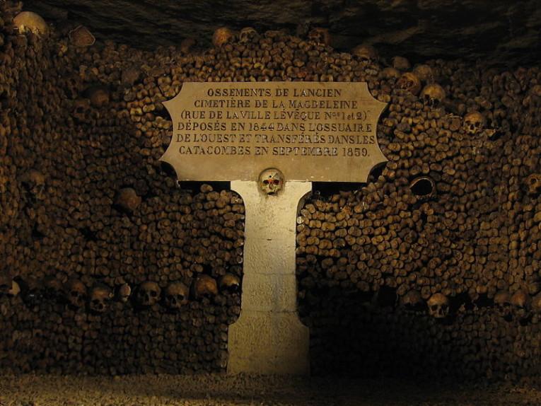 799px-Catacombes_de_Paris